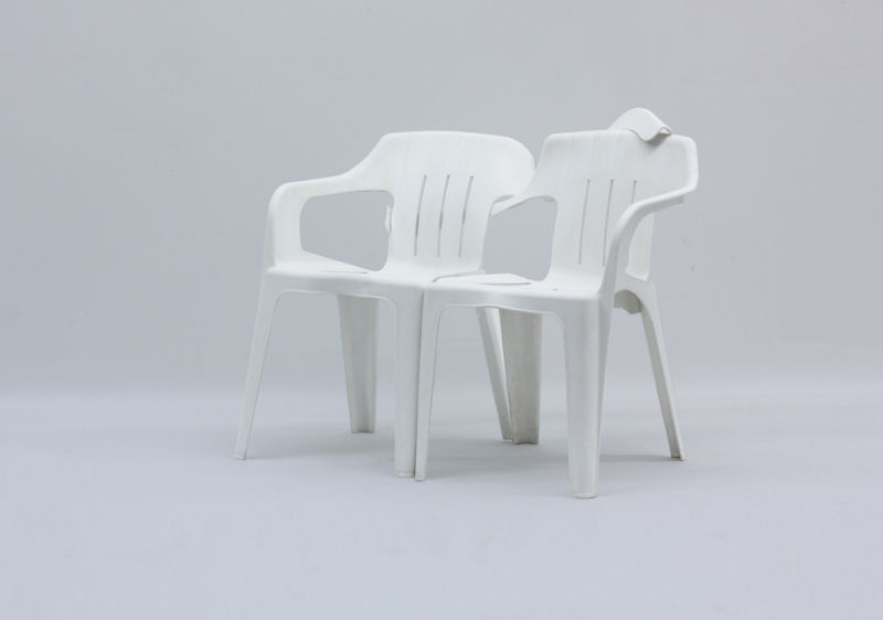 Artista dá vida a cadeiras de plástico 02