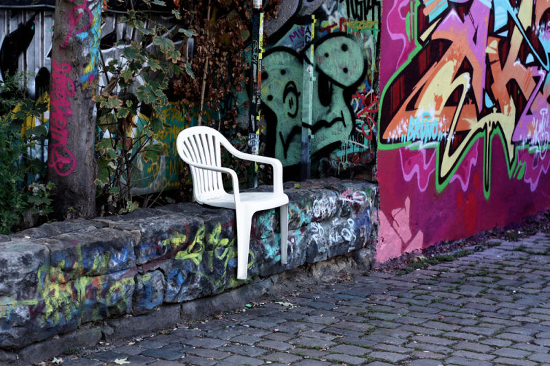 Artista dá vida a cadeiras de plástico 05