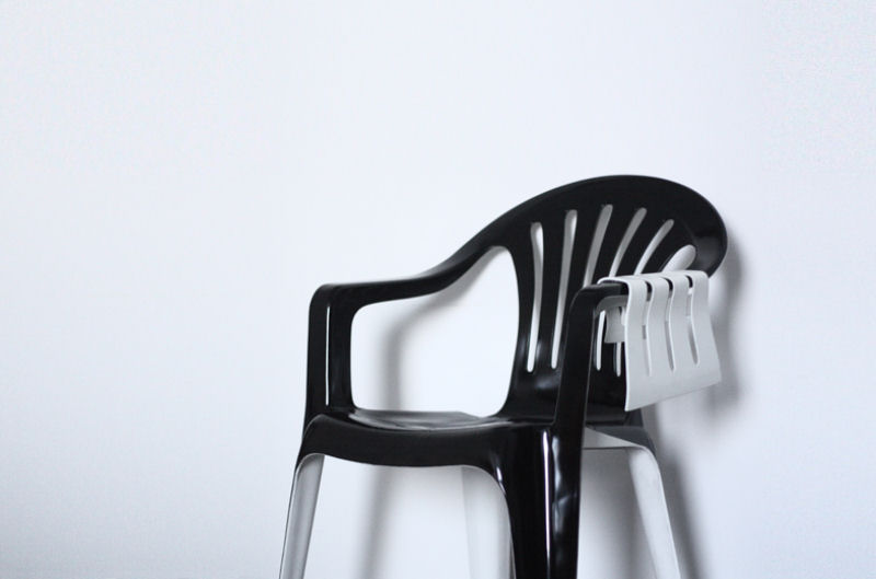 Artista dá vida a cadeiras de plástico 08