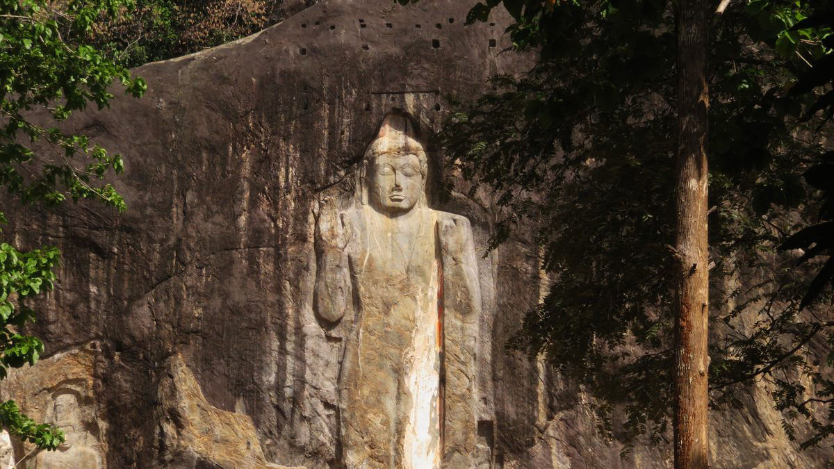 Buduruwagala, as 7 belas esttuas budistas de 1.000 anos de idade esculpidas na rocha