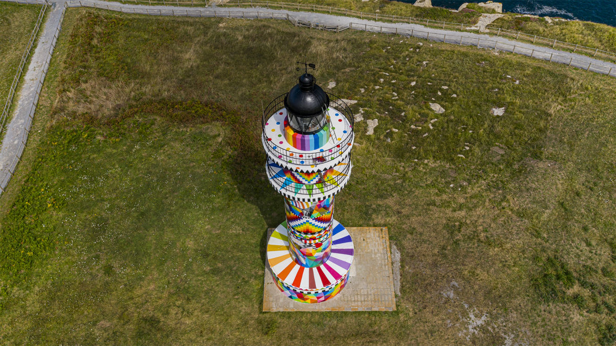 Artista transforma um farol espanhol em uma torre vívida e colorida 03