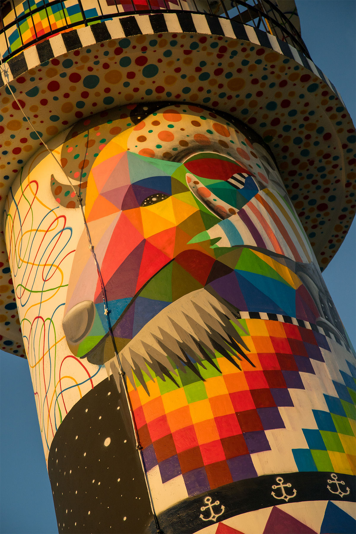 Artista transforma um farol espanhol em uma torre vívida e colorida 04