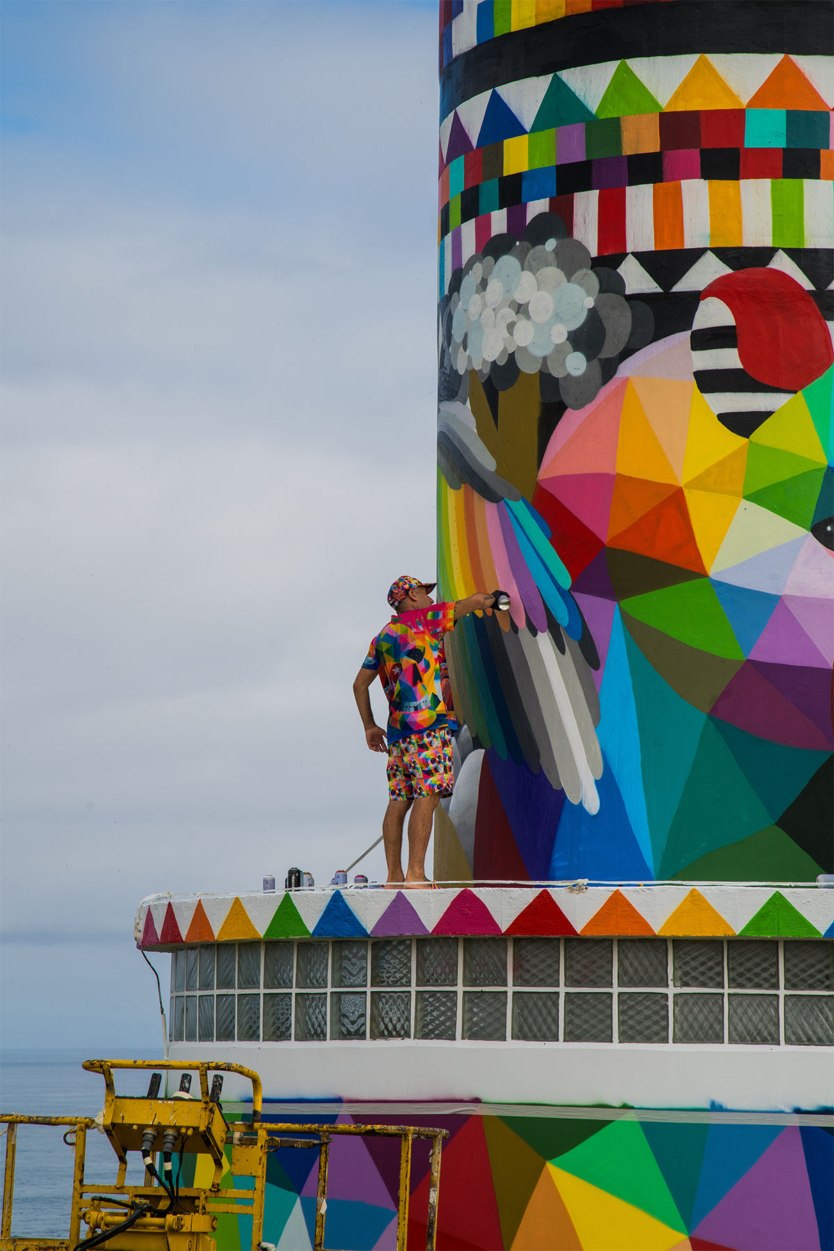 Artista transforma um farol espanhol em uma torre vívida e colorida 07