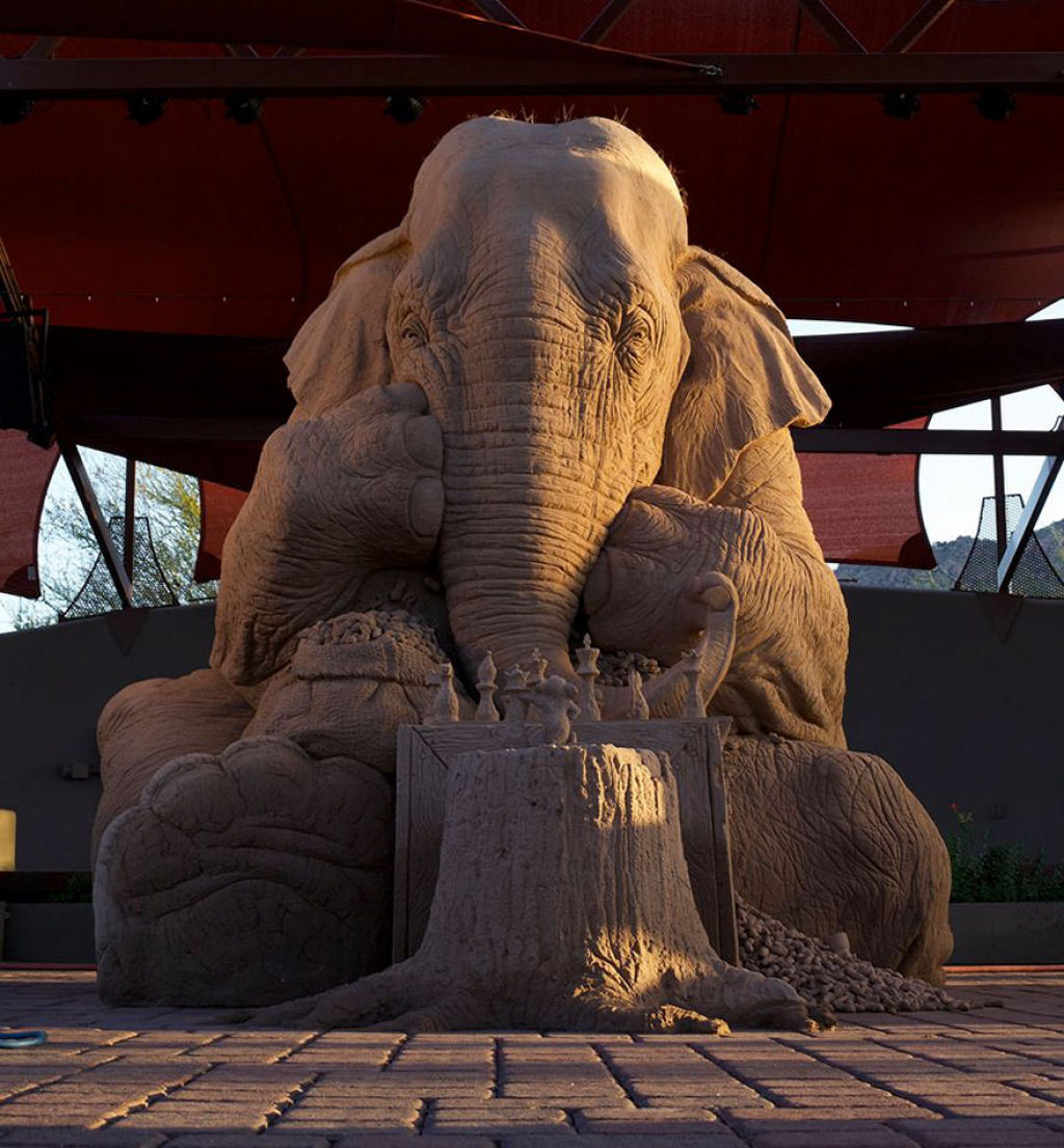 Esta escultura de areia de um elefante jogando xadrez com um rato  simplesmente fantstica 01