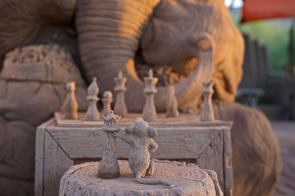 Esta escultura de areia de um elefante jogando xadrez com um rato  simplesmente fantstica 03