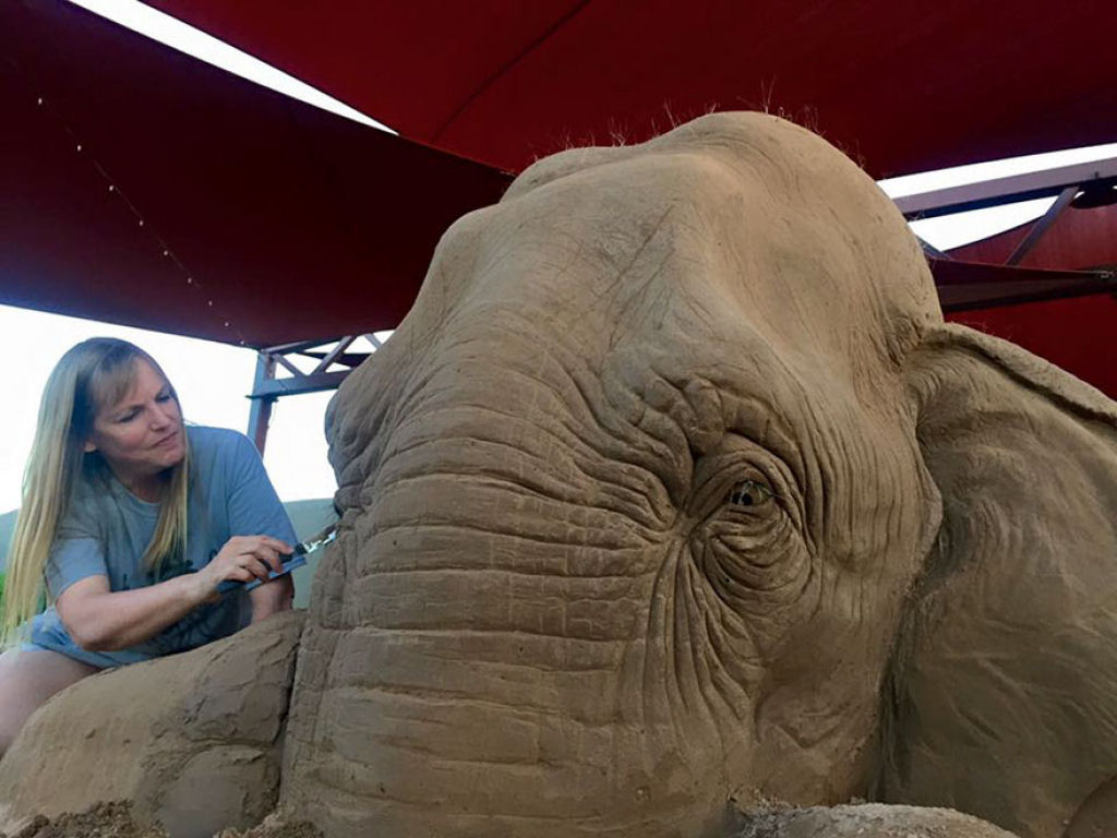 Esta escultura de areia de um elefante jogando xadrez com um rato  simplesmente fantstica 05