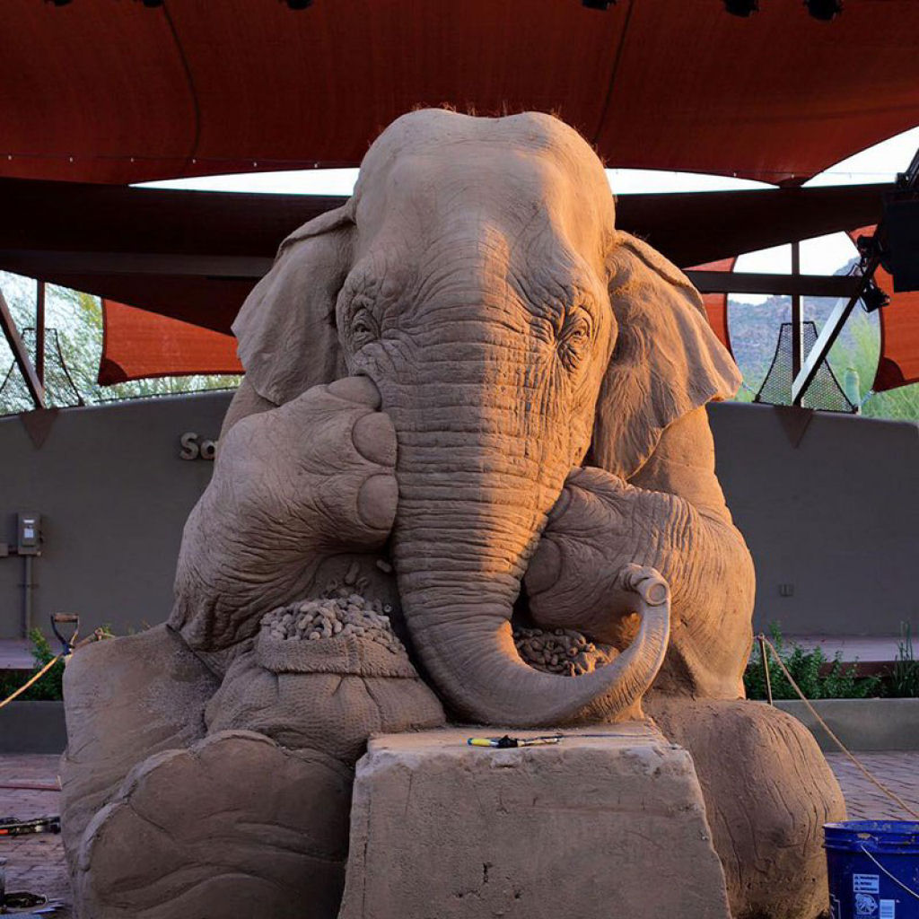 Esta escultura de areia de um elefante jogando xadrez com um rato  simplesmente fantstica 08