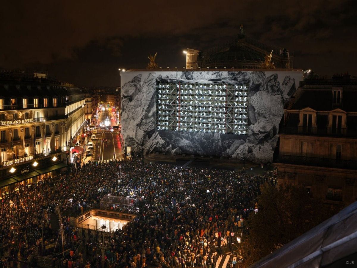 Dramtica interveno em caverna emerge do centro do Palais Garnier em Paris
