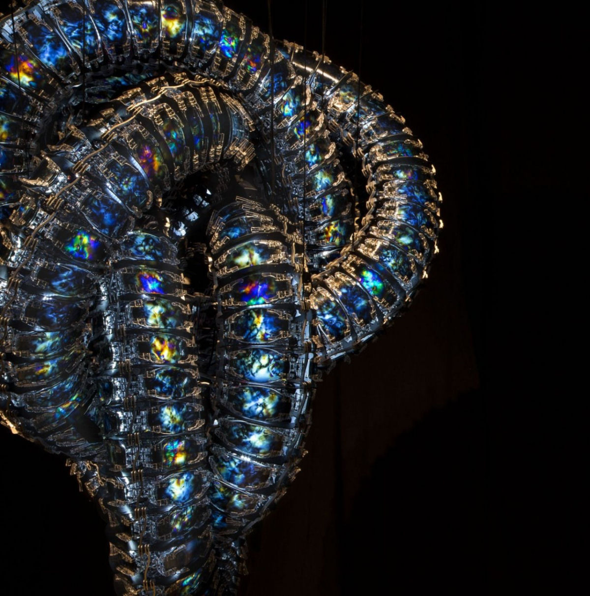 Esculturas cinticas pulsam com clulas iridescentes que mudam de cor