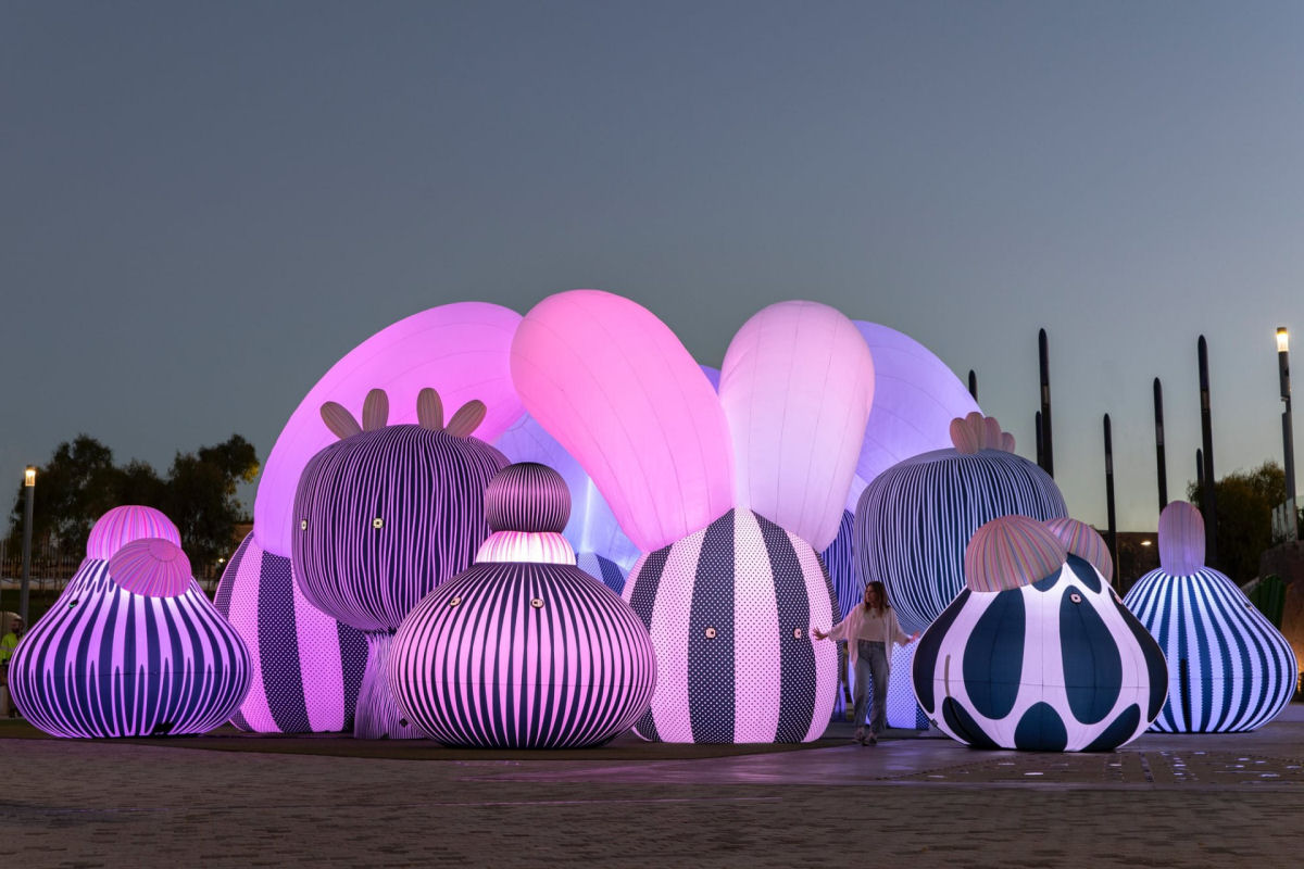 As esculturas inflveis iluminadas de uma exposio colaborativa em Paris 05