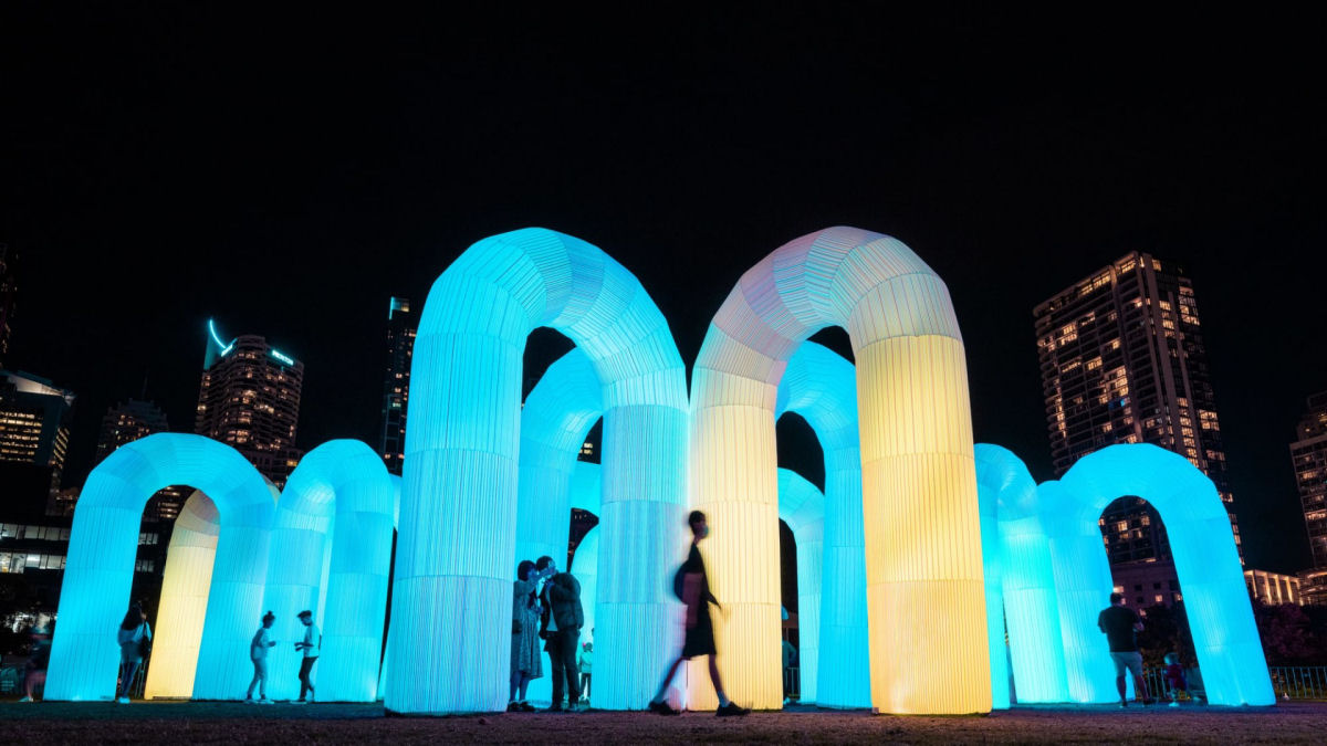 As esculturas inflveis iluminadas de uma exposio colaborativa em Paris 08
