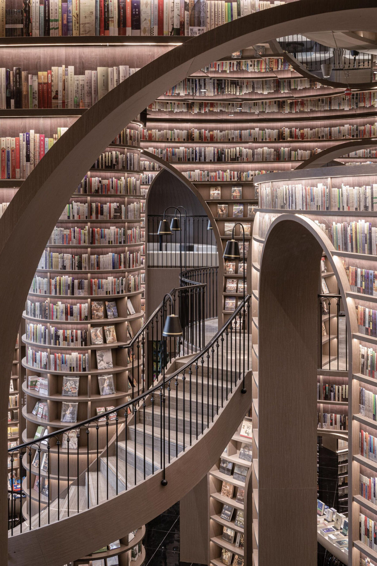 Livraria chinesa com teto espelhado e piso reluzente parece uma ilusão de M.C. Escher 02
