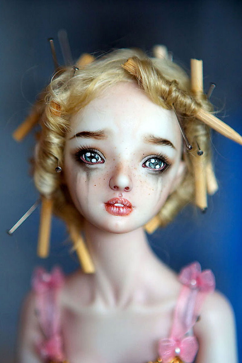 Elegantes bonecas lacrimejantes transmitem a complexidade das emoções humanas 02