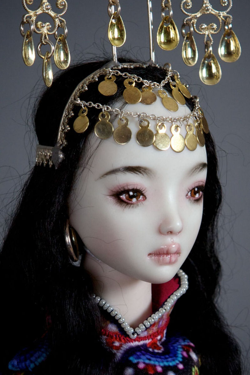 Elegantes bonecas lacrimejantes transmitem a complexidade das emoções humanas 09
