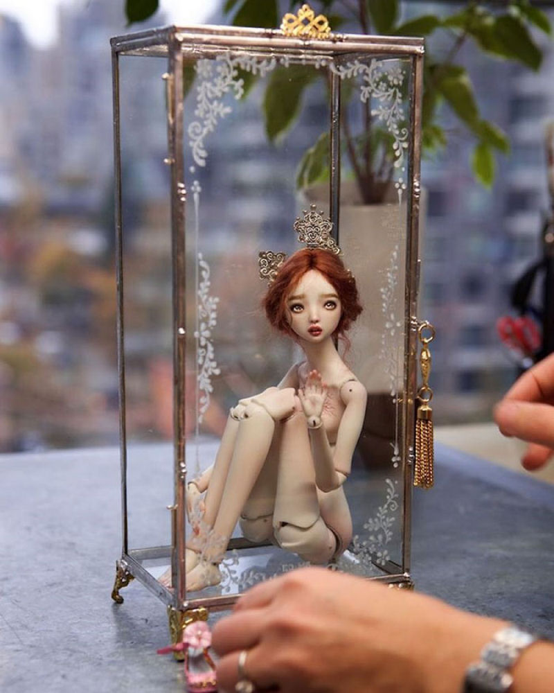 Elegantes bonecas lacrimejantes transmitem a complexidade das emoções humanas 15