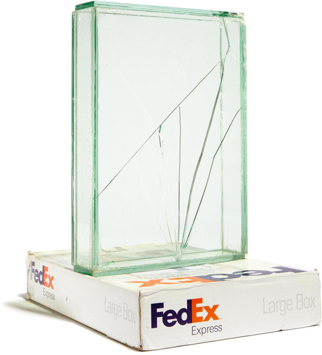 Artista envia caixas de vidro por FedEx para criar suas esculturas 01