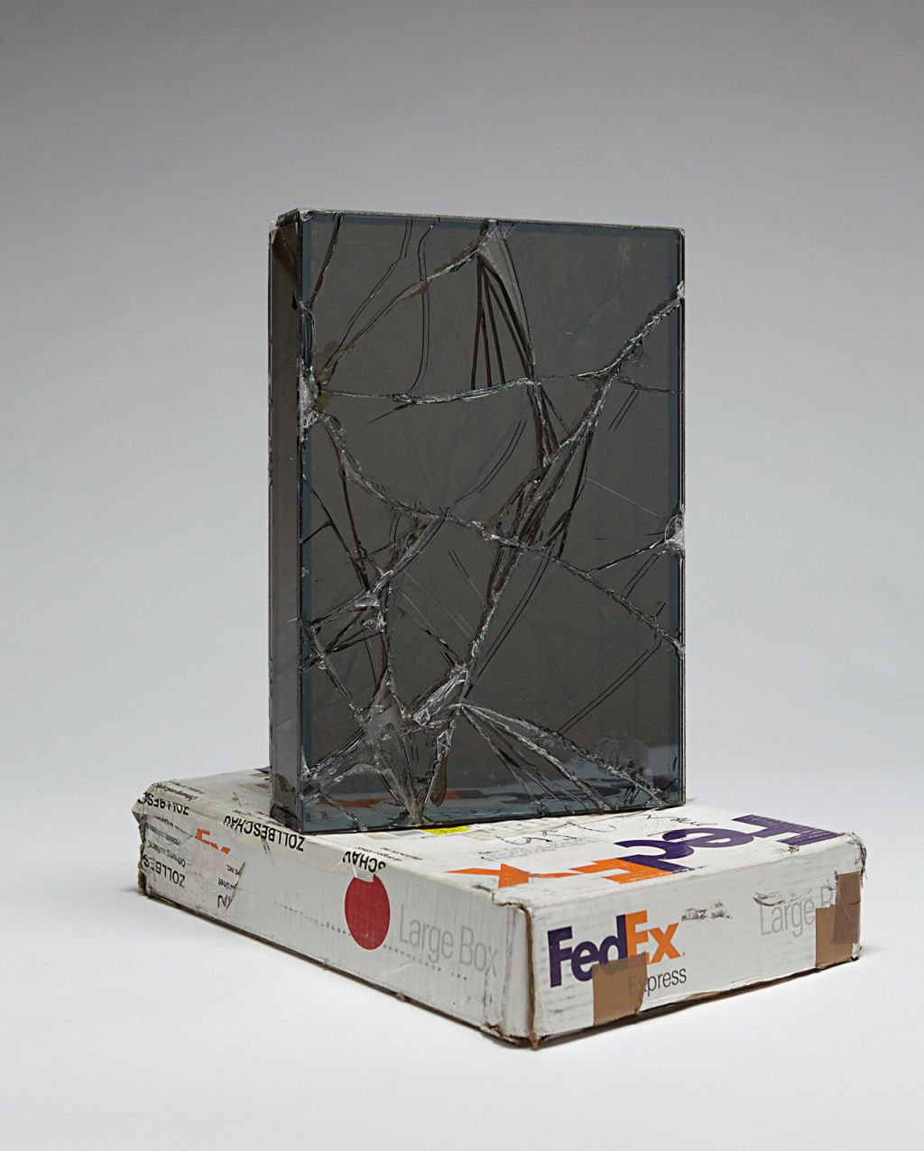 Artista envia caixas de vidro por FedEx para criar suas esculturas 02