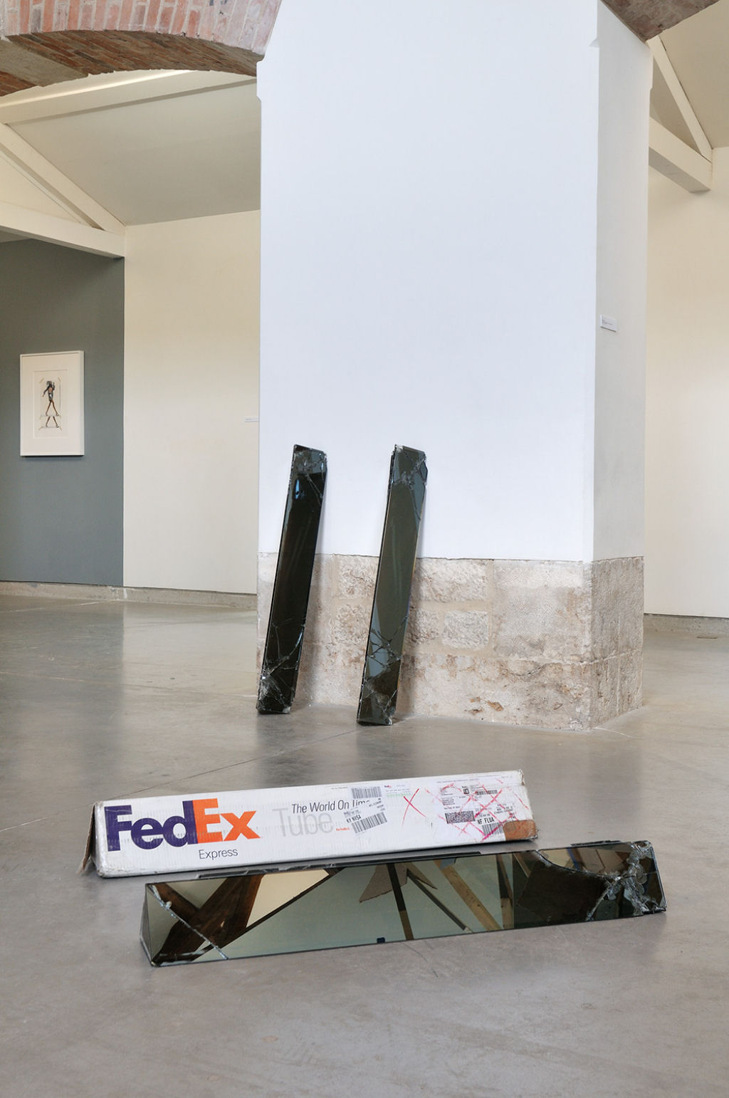 Artista envia caixas de vidro por FedEx para criar suas esculturas 05