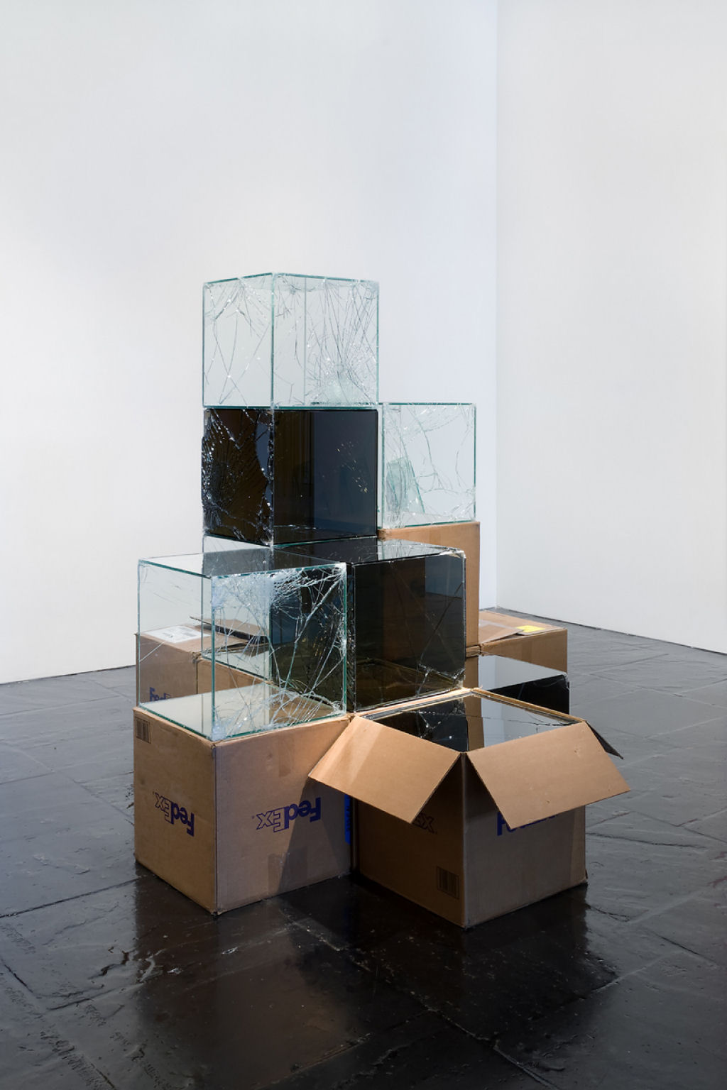 Artista envia caixas de vidro por FedEx para criar suas esculturas 08