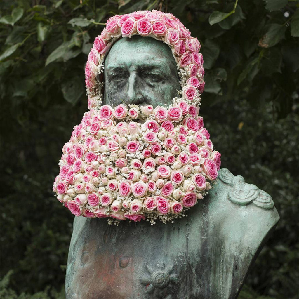 Florista instala coroas e barbas com flores em monumentos pblicos de Bruxelas 01