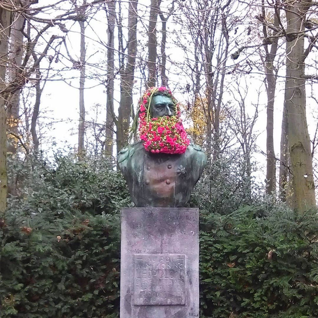 Florista instala coroas e barbas com flores em monumentos pblicos de Bruxelas 02