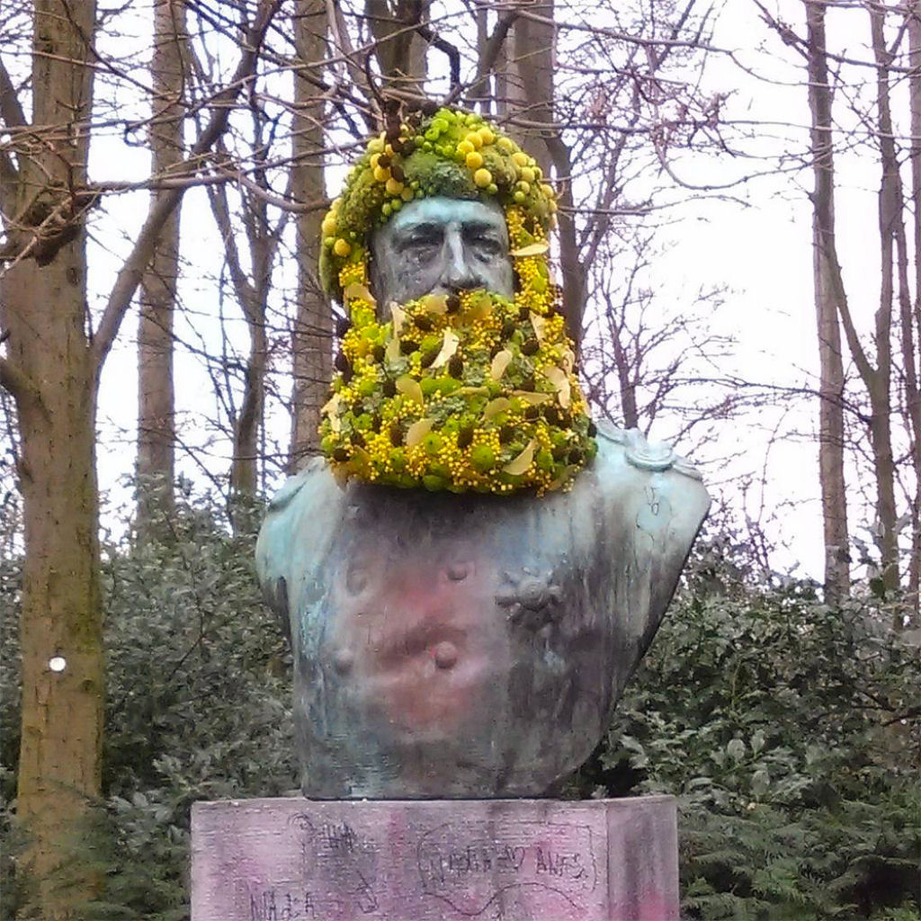 Florista instala coroas e barbas com flores em monumentos pblicos de Bruxelas 03