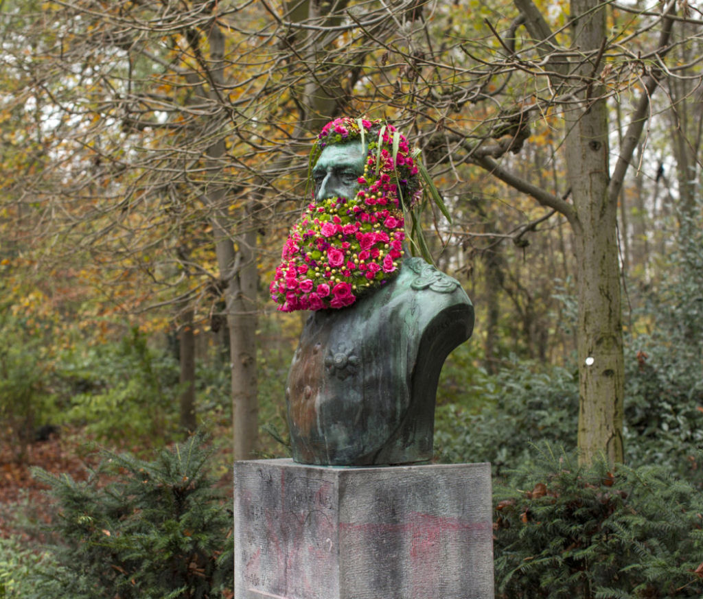 Florista instala coroas e barbas com flores em monumentos pblicos de Bruxelas 07