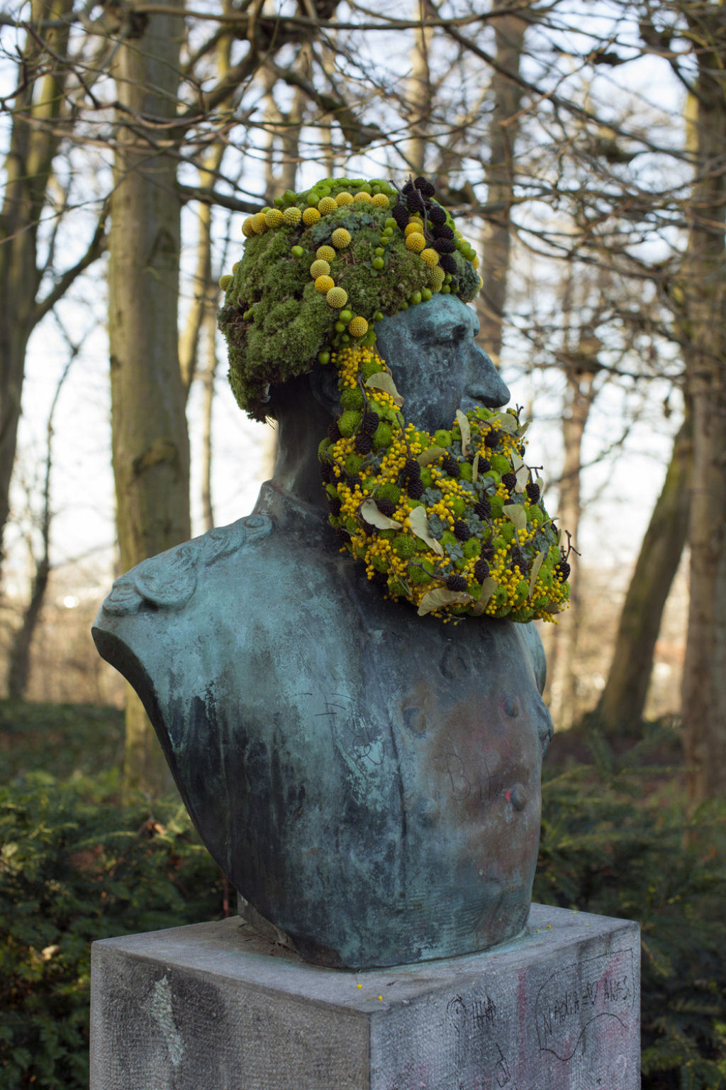 Florista instala coroas e barbas com flores em monumentos pblicos de Bruxelas 08
