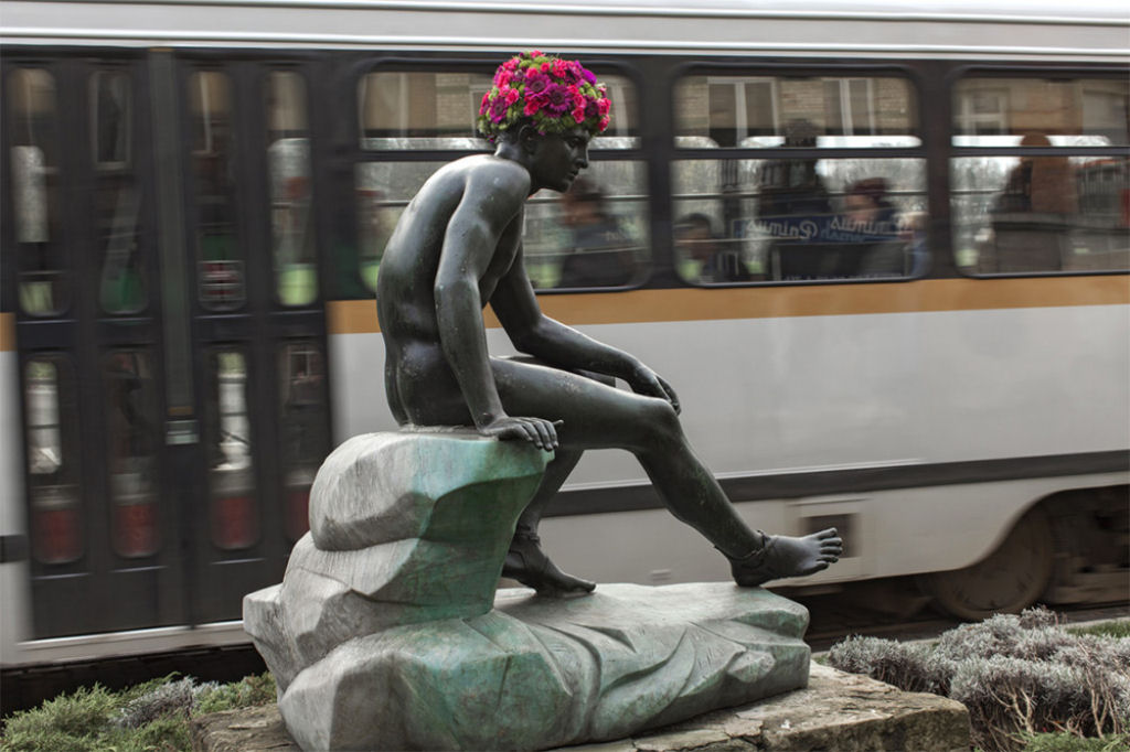Florista instala coroas e barbas com flores em monumentos pblicos de Bruxelas 09