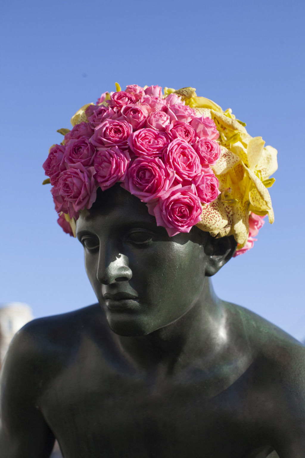 Florista instala coroas e barbas com flores em monumentos pblicos de Bruxelas 10