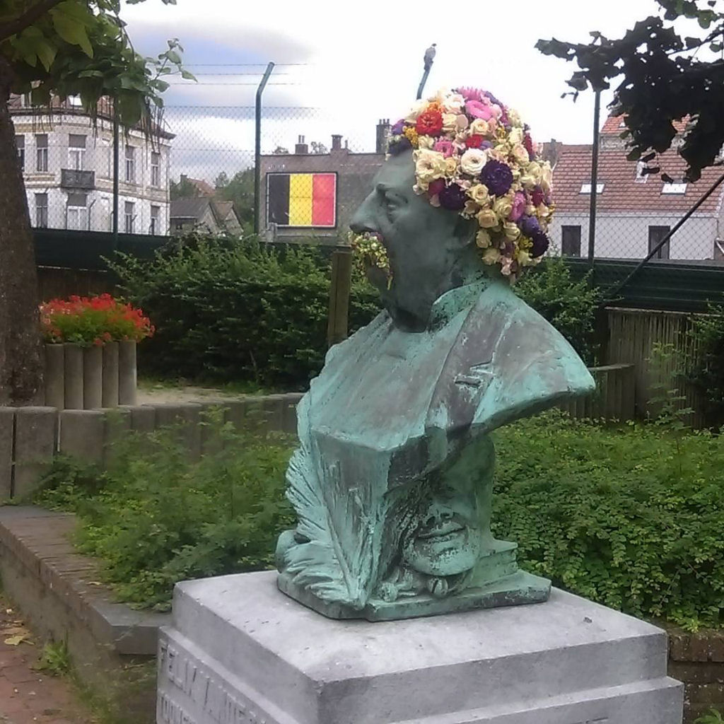 Florista instala coroas e barbas com flores em monumentos pblicos de Bruxelas 11