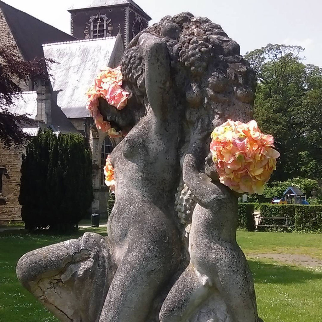 Florista instala coroas e barbas com flores em monumentos pblicos de Bruxelas 12