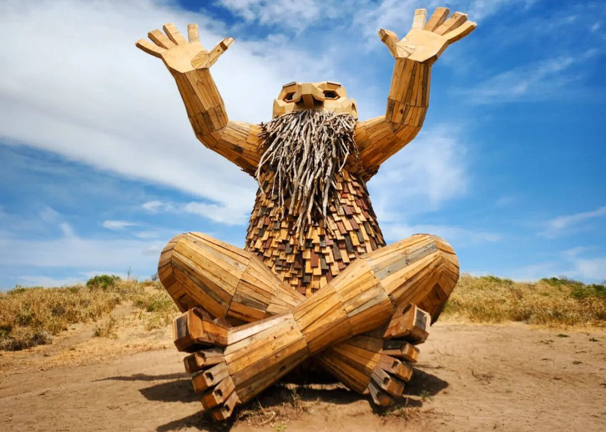 Artista esconde grandes esculturas de trolls de madeira na Austrlia para que todos possam encontrar 01