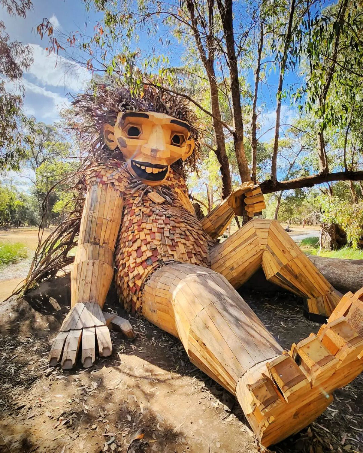 Artista esconde grandes esculturas de trolls de madeira na Austrlia para que todos possam encontrar 05