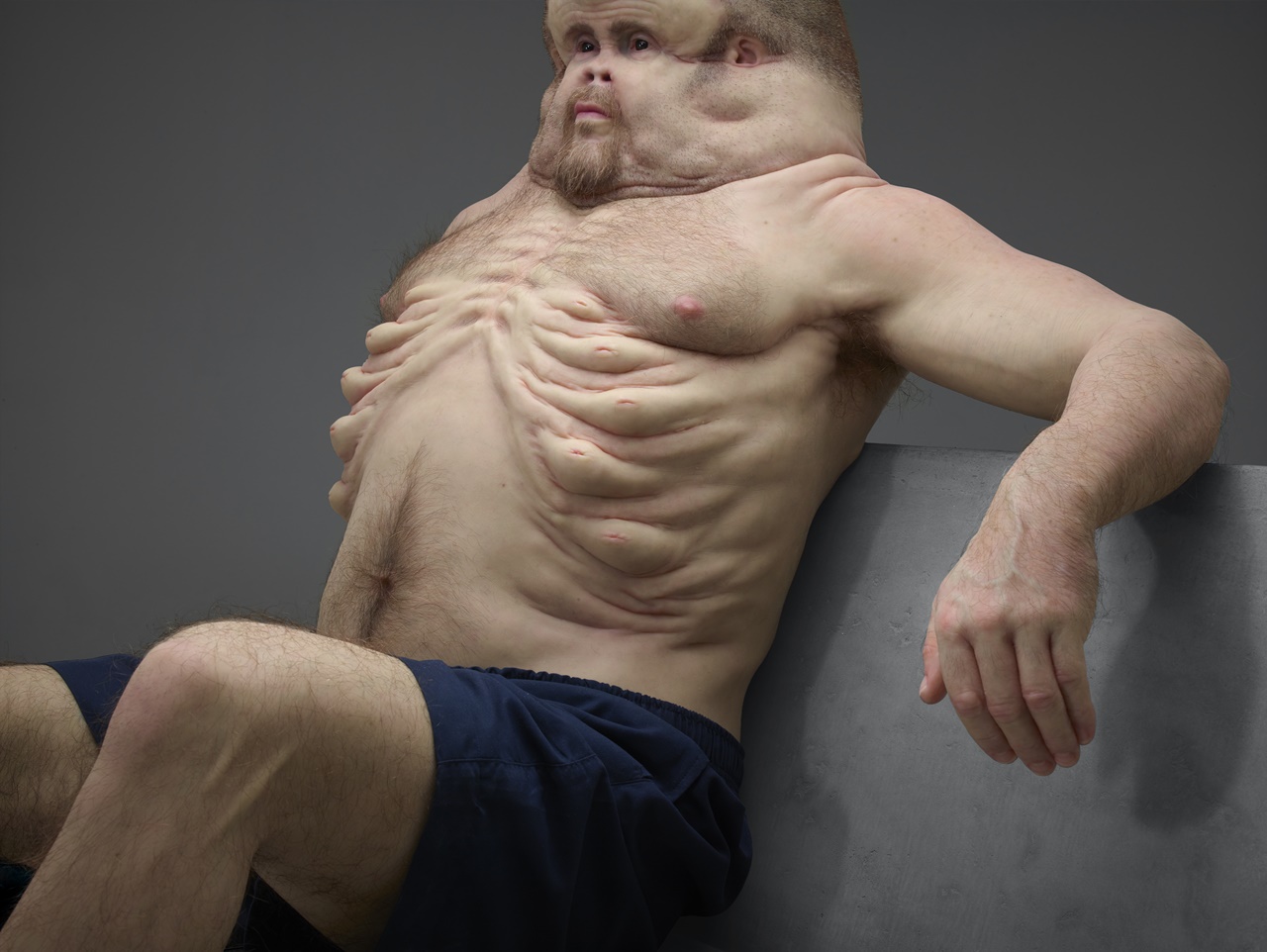 Esta grotesca escultura tem uma importante mensagem sobre a fragilidade do corpo humano