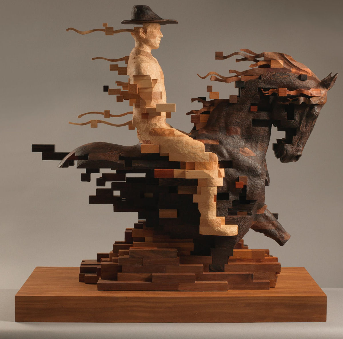 Esculturas figurativas parecem se fragmentar com pixels de madeira 01