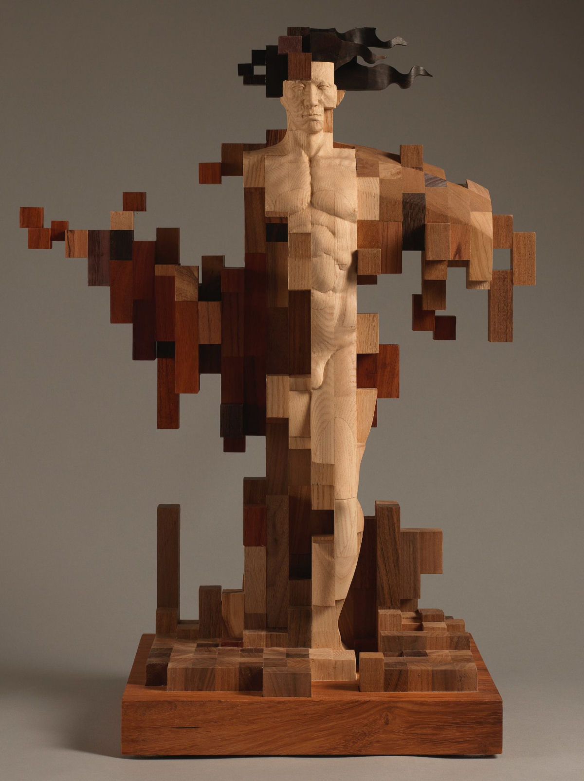 Esculturas figurativas parecem se fragmentar com pixels de madeira 02