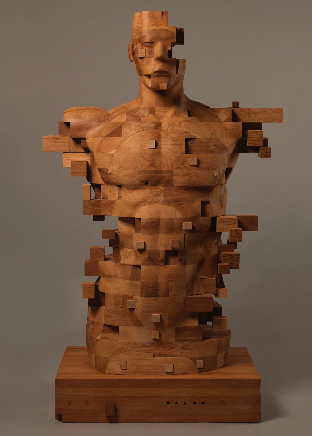 Esculturas figurativas parecem se fragmentar com pixels de madeira 03