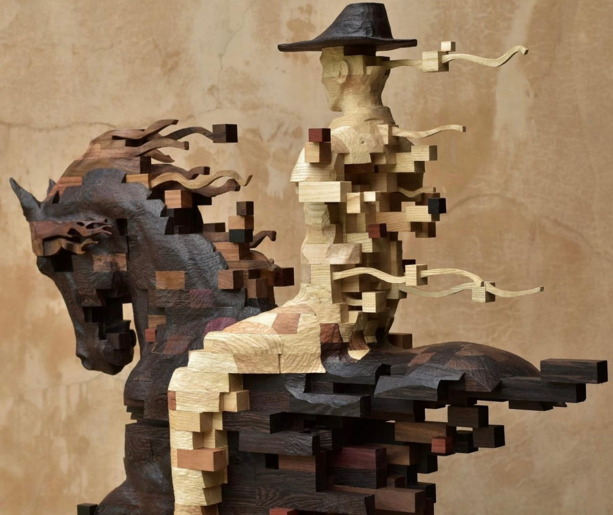 Esculturas figurativas parecem se fragmentar com pixels de madeira 04