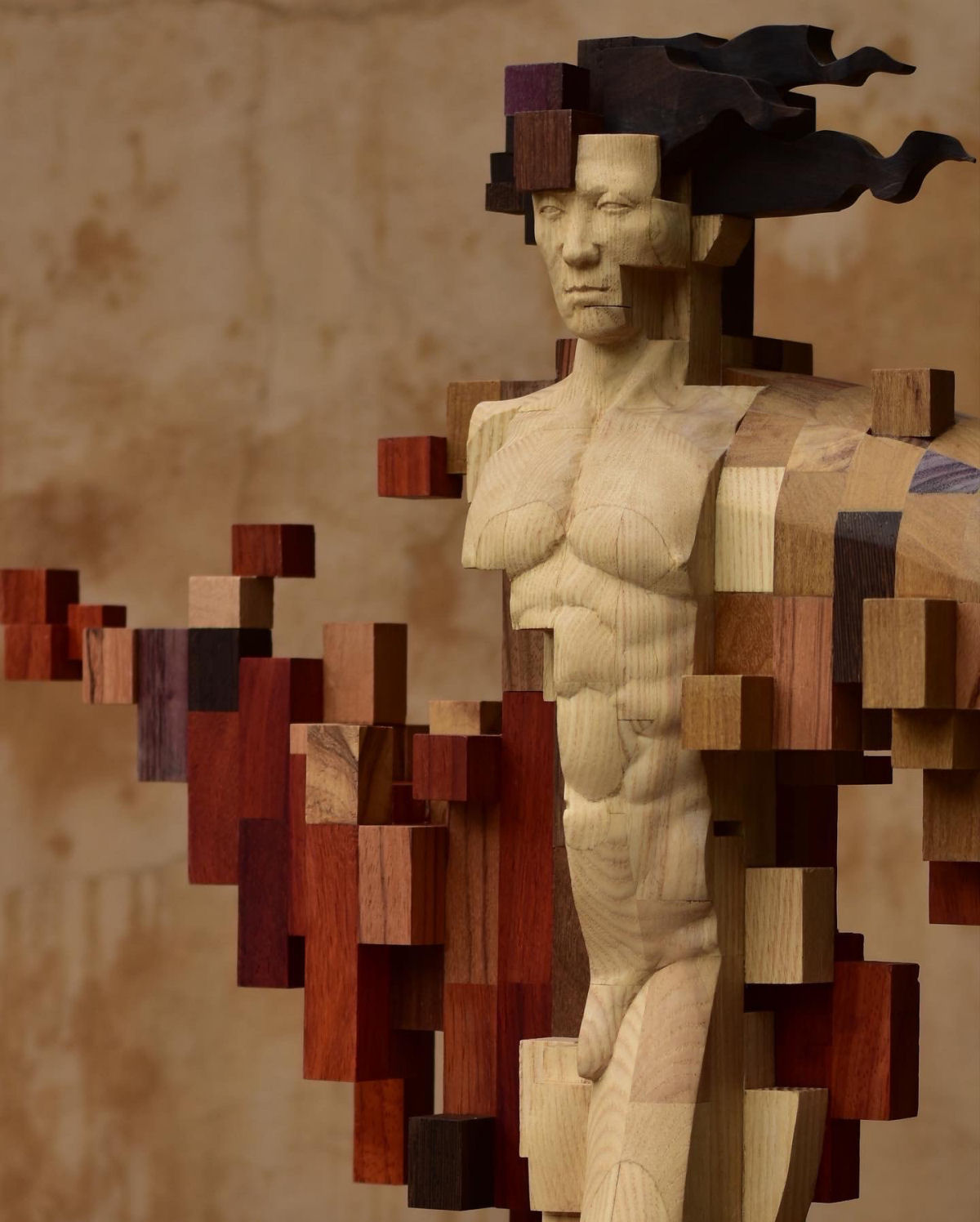 Esculturas figurativas parecem se fragmentar com pixels de madeira 08