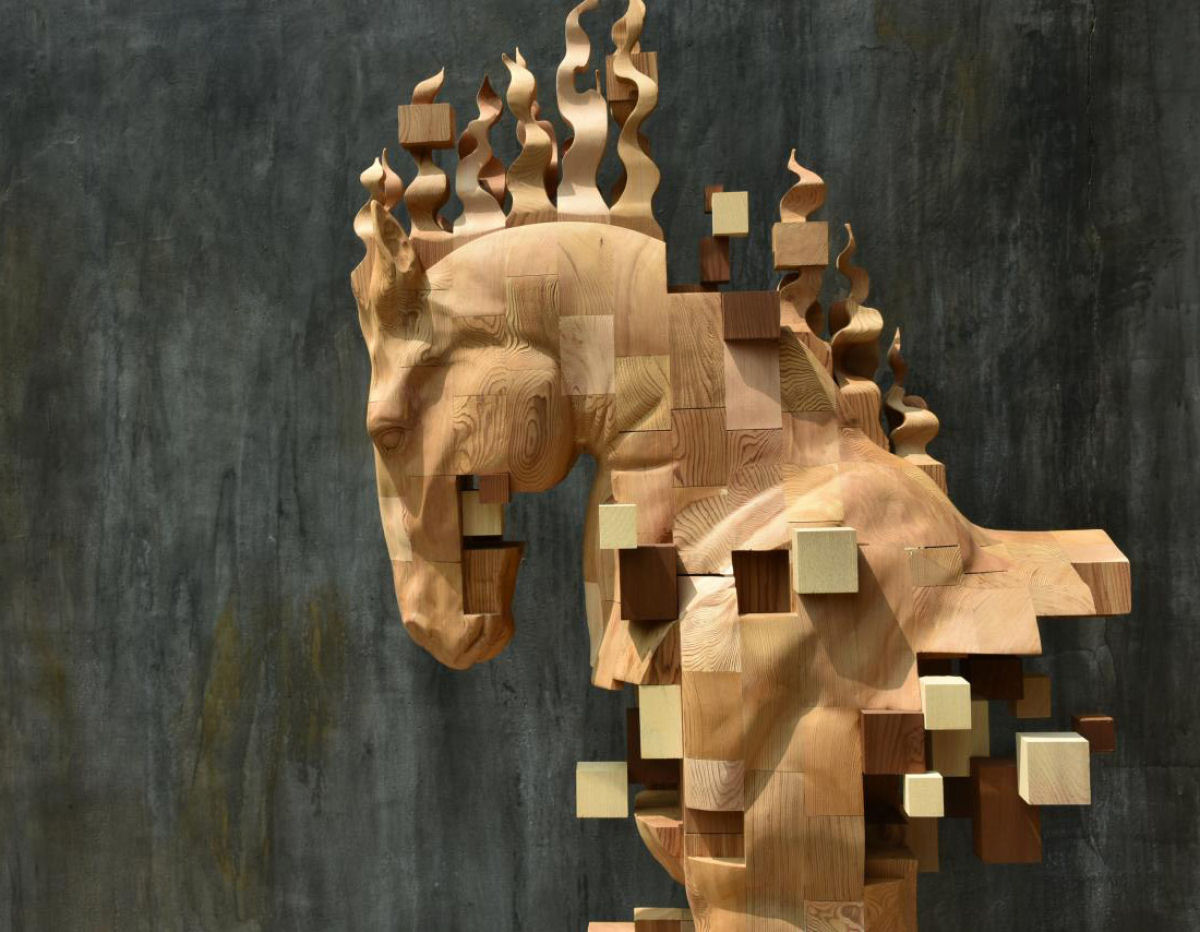 Esculturas figurativas parecem se fragmentar com pixels de madeira 10