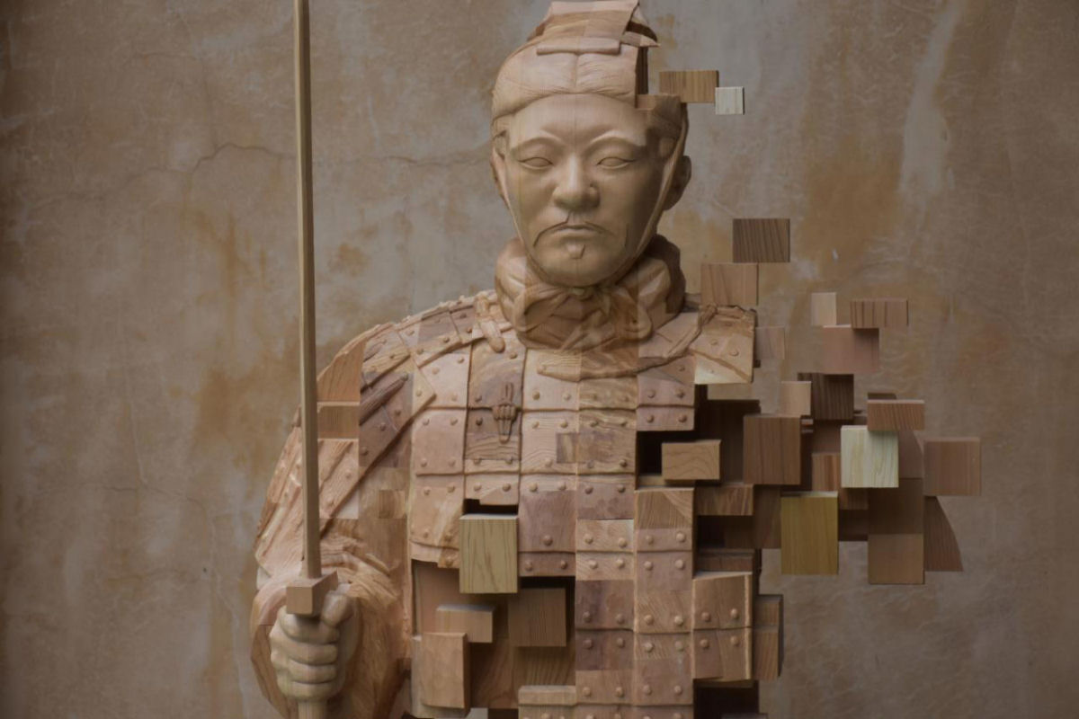 Esculturas figurativas parecem se fragmentar com pixels de madeira 11