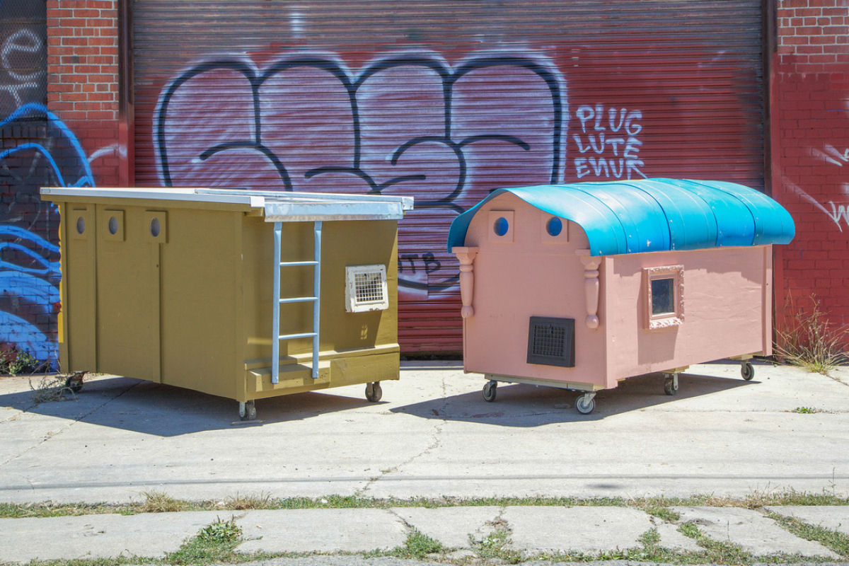 Artista transforma lixo em encantadoras casinhas mveis para desabrigados 01