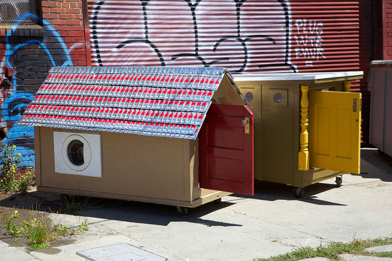 Artista transforma lixo em encantadoras casinhas mveis para desabrigados 09