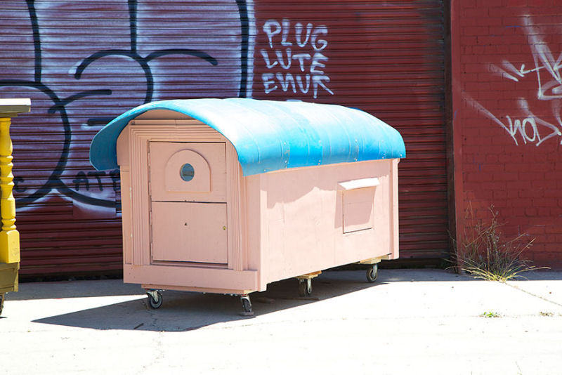 Artista transforma lixo em encantadoras casinhas mveis para desabrigados 16