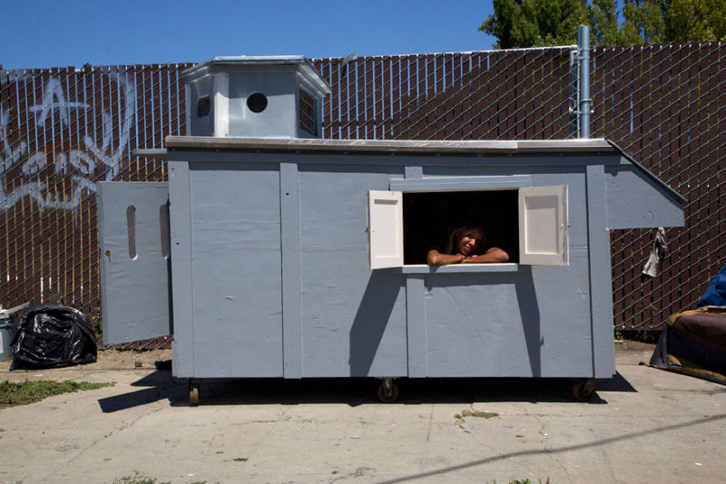 Artista transforma lixo em encantadoras casinhas mveis para desabrigados 18