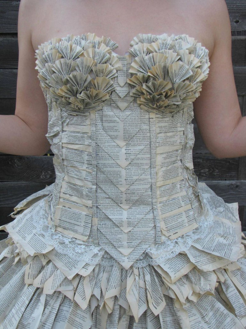 Elegante vestido feito com as pginas de um dicionrio velho 05