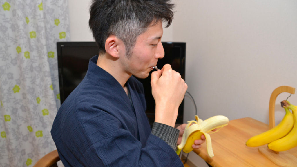 Artista japonês usa palitos para criar surpreendentes esculturas de banana 05