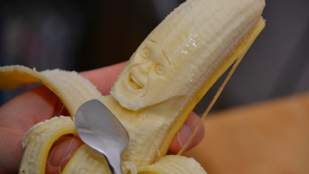 Artista japonês usa palitos para criar surpreendentes esculturas de banana 07
