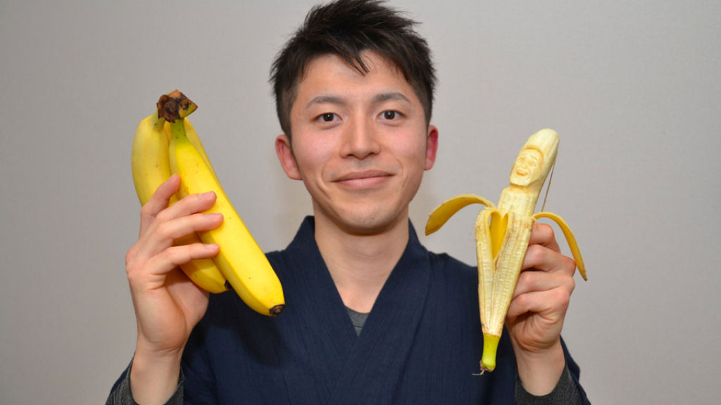 Artista japonês usa palitos para criar surpreendentes esculturas de banana 08